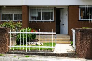 une clôture blanche devant une maison dans l'établissement Casa Lima, à Viana do Castelo