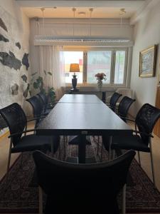 a conference room with a table and chairs at Hotelli Unelma in Kullaa
