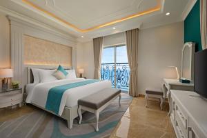 Postel nebo postele na pokoji v ubytování Mercure Nha Trang Beach