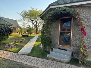 een huis met een krans aan de deur en een veranda bij Ferme hasna in Lubumbashi