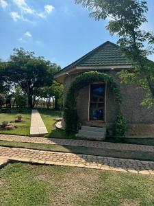 een huis met een klimop aan de zijkant bij Ferme hasna in Lubumbashi +23 foto's