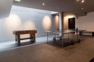 una mesa de ping pong en una sala con mesa de ping pong en Max Relax SUMMERCARD INCLUDED Ski in-ski out, en Zell am See