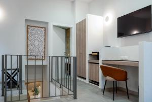 salon ze schodami i krzesłem w obiekcie Leuca124 w mieście Lecce