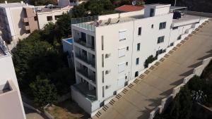 an overhead view of a white apartment building at Flabelline Apartments in Bar