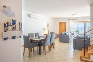 Χώρος καθιστικού στο Baleias Guesthouse - 3 Bedroom Townhouse with private pool & sea view