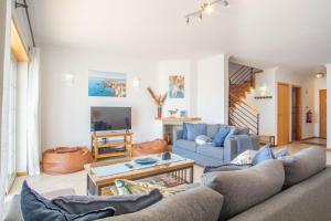 Χώρος καθιστικού στο Baleias Guesthouse - 3 Bedroom Townhouse with private pool & sea view