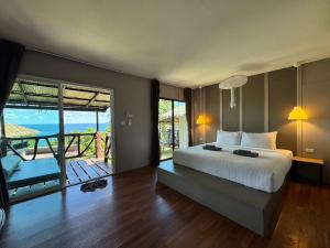 um quarto com uma cama e vista para o oceano em HIP Seaview Resort @ Phi Phi em Phi Phi Don