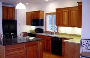 Kuchyň nebo kuchyňský kout v ubytování Lovely Pet-Friendly Cabin Rental with a Dock on Lake Champlain, Vermont