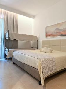 una camera con due letti e un dipinto sul muro di Affittacamere Sirius a San Vito lo Capo