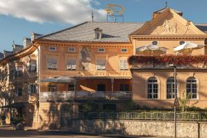 un grande edificio arancione con un balcone di fronte di Hotel Elephant a Bressanone