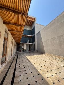 Un gran edificio con techo de madera y suelo de baldosas. en Mashkobi Buxoro, en Bukhara