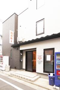 a building with a vending machine in front of it at 花乃郷 池袋f in Tokyo