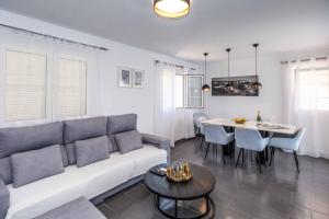 een woonkamer met een bank en een tafel bij Villa Carolina in Alaior