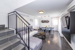 een woonkamer met een bank en een tafel bij Villa Carolina in Alaior