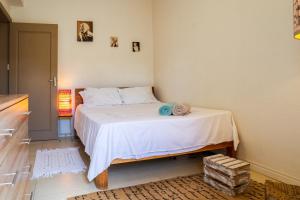 Un dormitorio pequeño con una cama con sábanas blancas. en 2 Bedroom Flat, en Rivière Noire