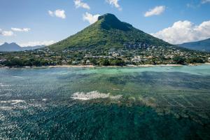 una isla en el océano con una montaña en el fondo en 2 Bedroom Flat, en Rivière Noire