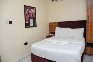 Postel nebo postele na pokoji v ubytování Masters Class Hotel