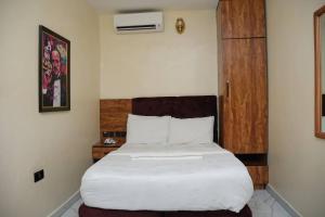 Postel nebo postele na pokoji v ubytování Masters Class Hotel