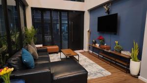 Μια τηλεόραση ή/και κέντρο ψυχαγωγίας στο Monica Room