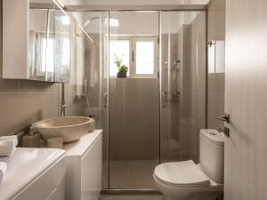un bagno con wc, lavandino e doccia di Athinas beach house a Alykes Altre 28 foto