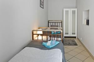 ベンジンにあるApartment in Będzin, Śląskieの二段ベッドが2つある寝室 +2枚の写真