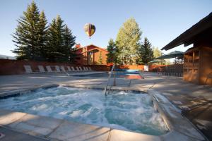 Un jacuzzi en un patio con un globo aerostático. en Wyndham Steamboat Springs 2BR Apartment with Resort Access, en Steamboat Springs