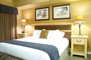 Una habitación de hotel con una cama grande y dos lámparas. en Wyndham Steamboat Springs 2BR Apartment with Resort Access, en Steamboat Springs