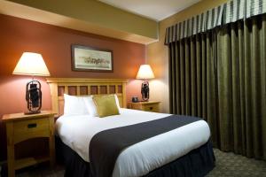 Una habitación de hotel con una cama grande y dos lámparas. en Wyndham Steamboat Springs 2BR Apartment with Resort Access, en Steamboat Springs