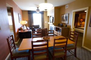Un comedor y una sala de estar con mesa y sillas. en Wyndham Steamboat Springs 2BR Apartment with Resort Access, en Steamboat Springs