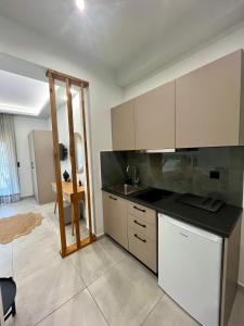 a kitchen with white cabinets and a black counter top at ONDE BLU in Khránoi