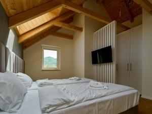 Un pat sau paturi într-o cameră la Nadesa - Mountain View Villas