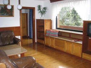 - un salon avec un canapé et une télévision dans l'établissement Penzion Tavcar, à Ljubljana