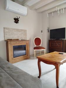 TV a/nebo společenská místnost v ubytování La maison des sortilèges