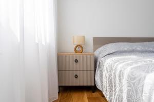 una camera con letto e orologio su comodino di Saulės laikrodžio apartamentai a Šiauliai