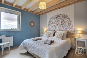 Un dormitorio con una cama grande con un cabecero grande. en Ti koad, en Lantic