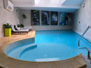 a large swimming pool in a room with a pool at Hotel Carpați in Predeal