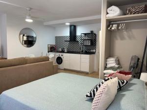 una sala de estar con una cama y un sofá en Loft Caleros La ranita Salmantina, en Salamanca