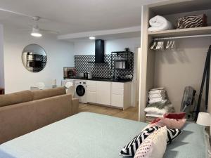 sala de estar con cama, sofá y cocina en Loft Caleros La ranita Salmantina, en Salamanca