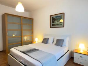 サヴォーナにある550 mt dal mare - Balcone e Vista Mozzafiatoの大きなベッドと2つのランプがある寝室