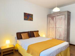 サヴォーナにある550 mt dal mare - Balcone e Vista Mozzafiatoのベッドルーム1室(大型ベッド1台、木製キャビネット付) +25枚の写真