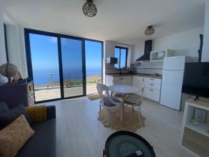 a living room with a kitchen and a table with chairs at Apartamento de Oma in Guarazoca