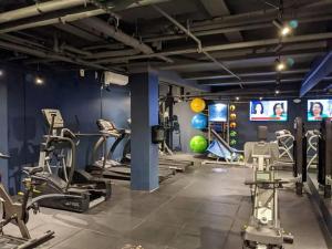 un gimnasio con cintas de correr y máquinas de cardio en Blueground Lincoln Sq gym wd nr park NYC-1849, en Nueva York