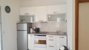 Kuchyň nebo kuchyňský kout v ubytování Apartments Karlo