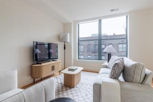 TV a/nebo společenská místnost v ubytování Blueground Van Vorst AC wd nr Liberty Park NYC-1838