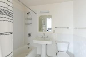 Koupelna v ubytování Blueground Van Vorst AC wd nr Liberty Park NYC-1838 + 20 fotografií