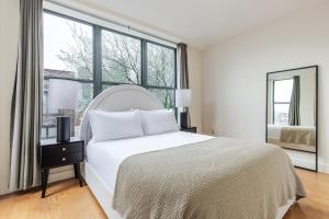 Postel nebo postele na pokoji v ubytování Blueground Van Vorst AC wd nr Liberty Park NYC-1838