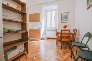 a kitchen and dining room with a table and chairs at Casa Pan in Rome