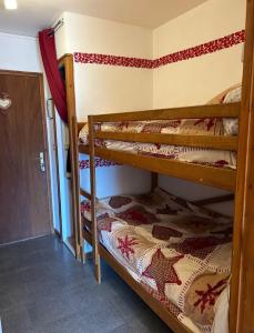 Un dormitorio con dos literas en una habitación. en Refuge Marcel - vue imprenable & calme absolu, en Bolquere Pyrenees 2000