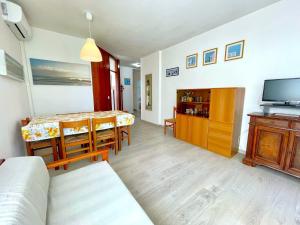 Televízia a/alebo spoločenská miestnosť v ubytovaní Appealing holiday home in Denia with private pool