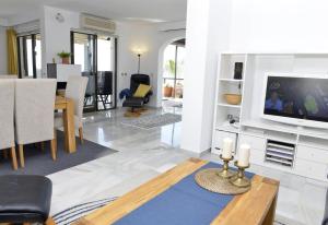 Et tv og/eller underholdning på Beachside penthouse Cala de Mijas
